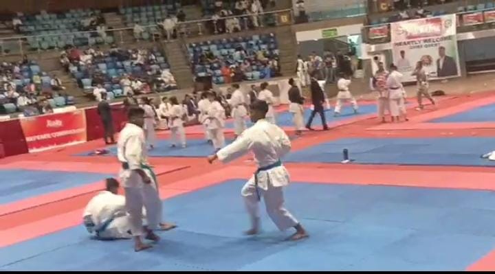 கராத்தே போட்டியில் பதக்கங்களை வென்ற மாணவர்களுக்கு ஆட்சியர் பாராட்டு