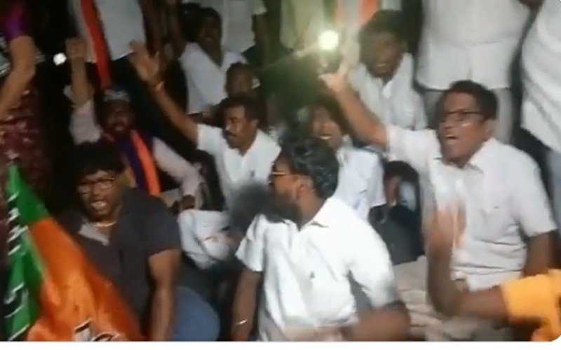 விமான நிலையத்தில் இருந்து அமித்ஷா வெளியே வரும்போது மின்தடை... பா.ஜ.க.வினர் சாலை மறியல்!