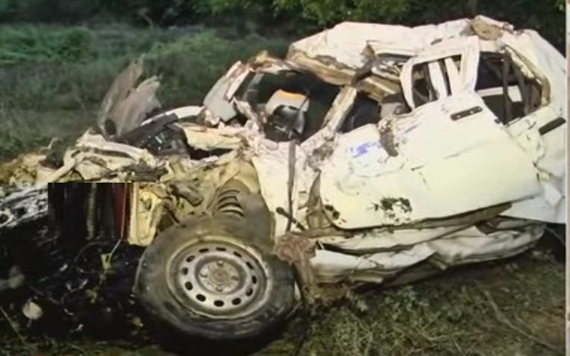 அரசுப் பேருந்து மீது கார் மோதி பயங்கர விபத்து- ஐந்து பேர் உயிரிழப்பு!