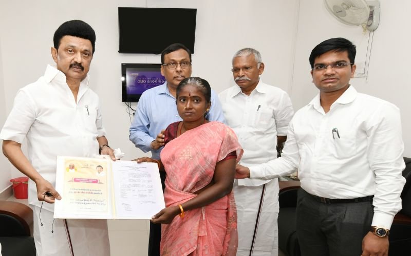 கோரிக்கை மனு அளித்த பெண்.... விமான நிலையத்திற்கு அழைத்து ஆணையை வழங்கிய முதலமைச்சர்!