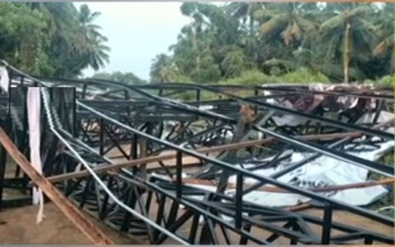 பேனர் விழுந்து விபத்து- மூன்று பேர் மீது கொலை வழக்குப்பதிவு!
