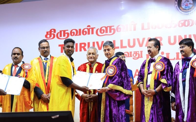திருவள்ளுவர் பல்கலைக்கழகத்தில் பட்டமளிப்பு விழா.... மாணவர்களுக்கு நேரில் பட்டங்களை வழங்கிய ஆளுநர்!