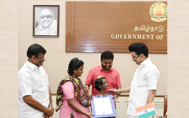 சிறுமி டானியாவுக்கு வீட்டுமனைப் பட்டா வழங்கிய முதலமைச்சர் மு.க.ஸ்டாலின்!