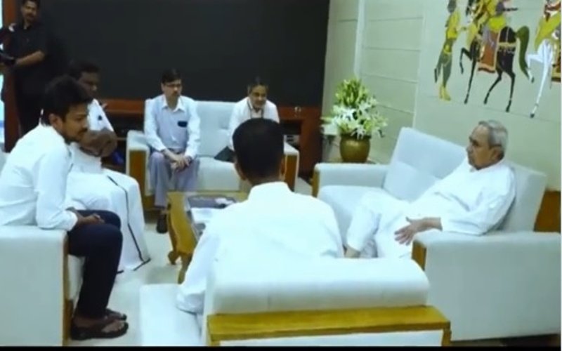 ஒடிஷா முதலமைச்சர் நவீன் பட்நாயக்கை நேரில் சந்தித்தது தமிழக குழு!