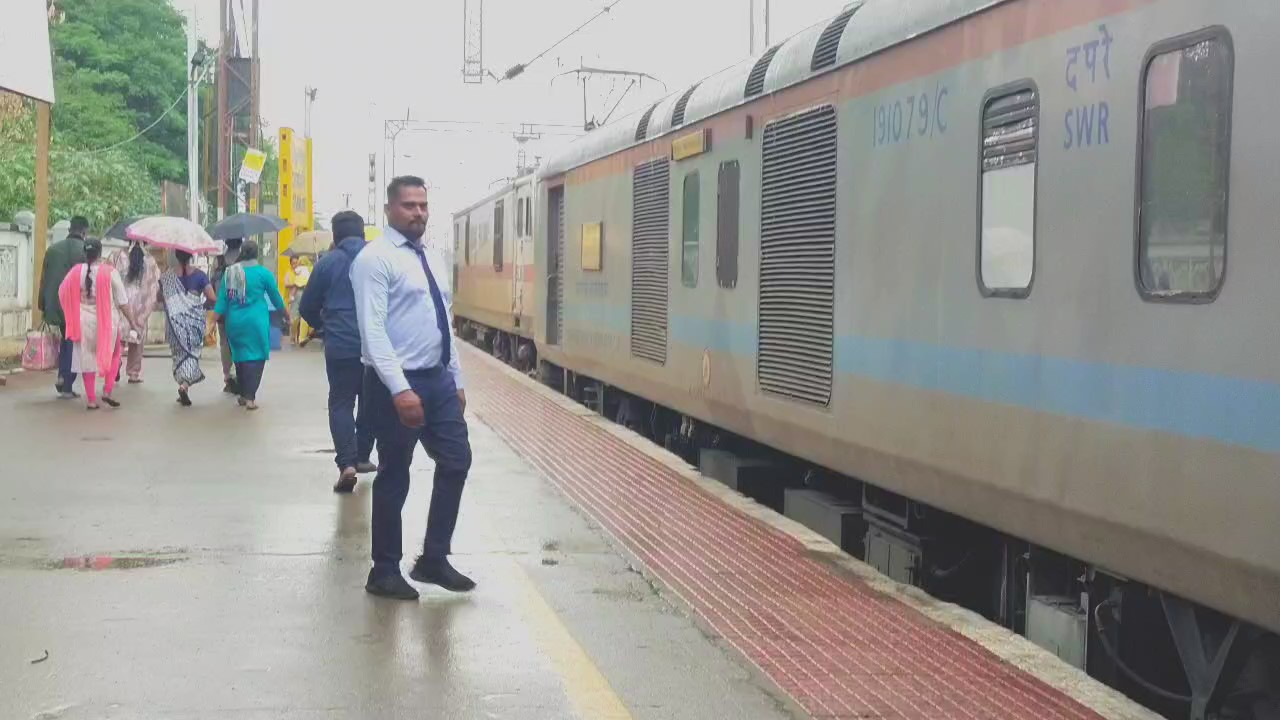 விரைவு ரயிலை ஒடிப்பிடித்த டிடிஆர்