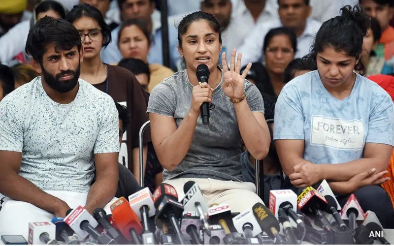 மல்யுத்த வீரர்களின் போராட்டம் தற்காலிமாக நிறுத்தி வைப்பதாக அறிவிப்பு!