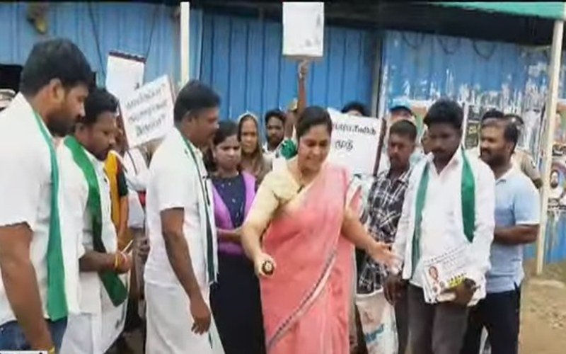 மதுப் பாட்டில்களை உடைத்து பெண்கள் நூதன போராட்டம்!