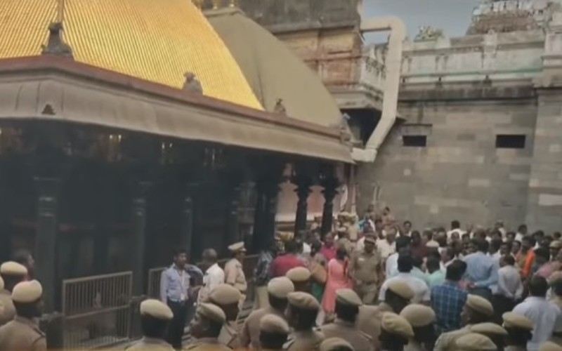 கனகசபையில் பக்தர்களை அனுமதிக்கத் தீட்சிதர்கள் மறுத்ததால் பரபரப்பு!

