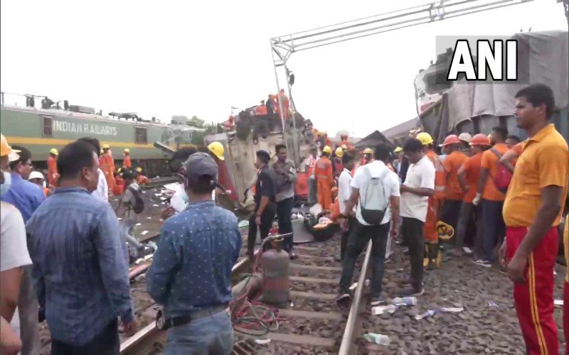 கோரமண்டல், ஹவுரா ரயில்கள் மோதி கோர விபத்து!