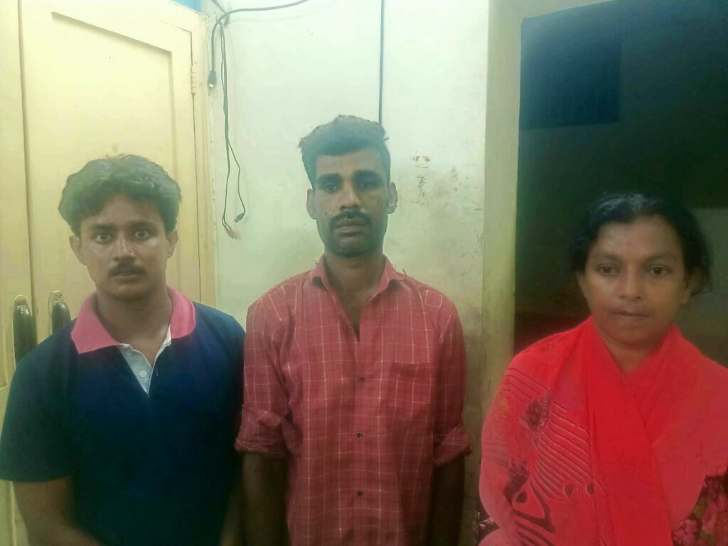 மூதாட்டியிடம் நகை பறித்த மூவர் கைது