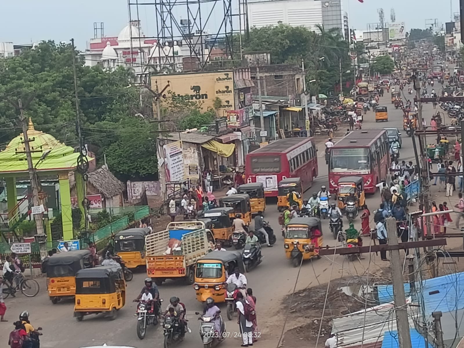 ஆவடி மாநகராட்சி அருகில் பேருந்து நிறுத்தம் நிழற்குடை அமைக்க கோரிக்கை