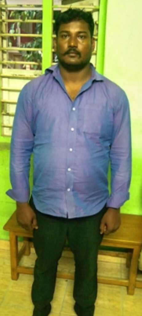 டீக்கடை உரிமையாளரிடம் ரூ.3.44 இலட்சம் பறித்த கும்பல்