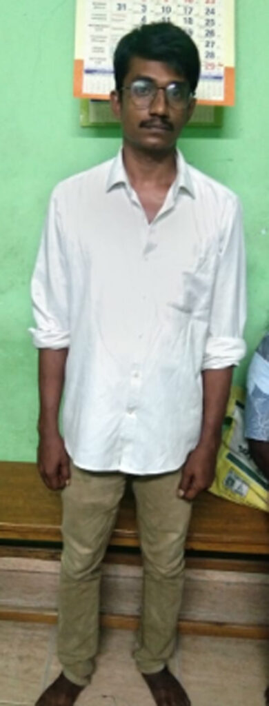 டீக்கடை உரிமையாளரிடம் ரூ.3.44 இலட்சம் பறித்த கும்பல்