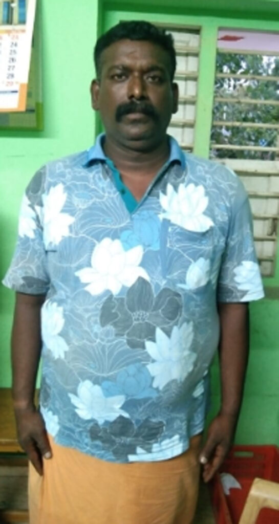 டீக்கடை உரிமையாளரிடம் ரூ.3.44 இலட்சம் பறித்த கும்பல்