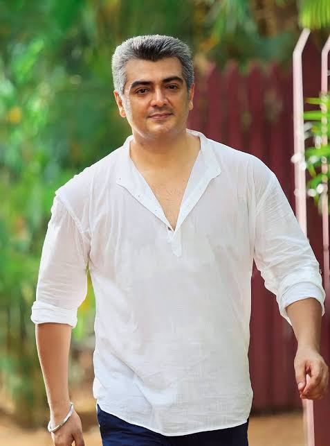 விரைவில் கட்சி தொடங்கும் விஜய்..... போட்டியாக களமிறங்குகிறாரா அஜித்?