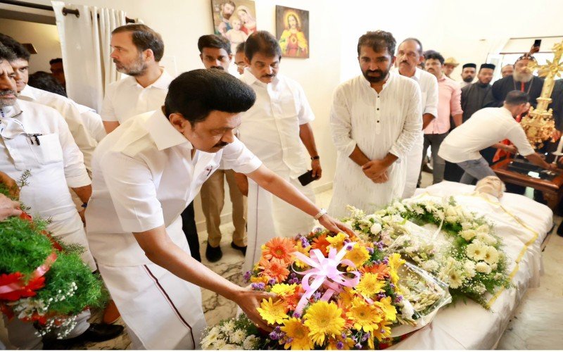 உம்மன் சாண்டி உடலுக்கு முதலமைச்சர் மு.க.ஸ்டாலின் நேரில் அஞ்சலி!