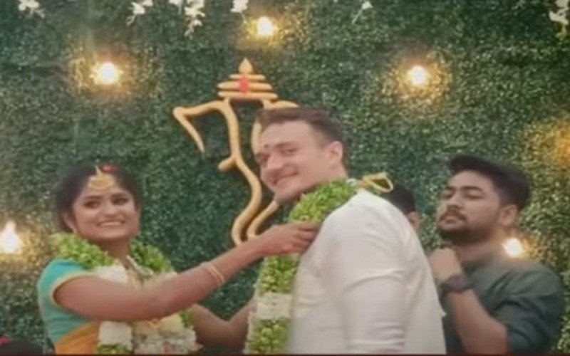 ஸ்வீடன் இளைஞருடன் தமிழக பெண்ணுக்கு தமிழ் பாரம்பரிய திருமணம்!