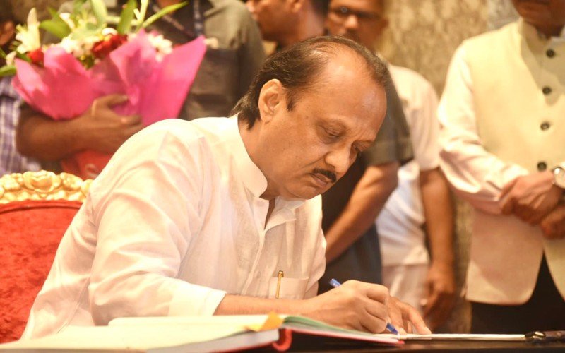 கட்சி, சின்னத்திற்கு உரிமைக் கோரினார் துணை முதலமைச்சர் அஜித்பவார்!