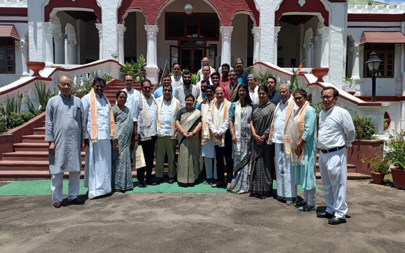 மணிப்பூர் ஆளுநரைச் சந்தித்த எதிர்க்கட்சி எம்.பி.க்கள் குழு!