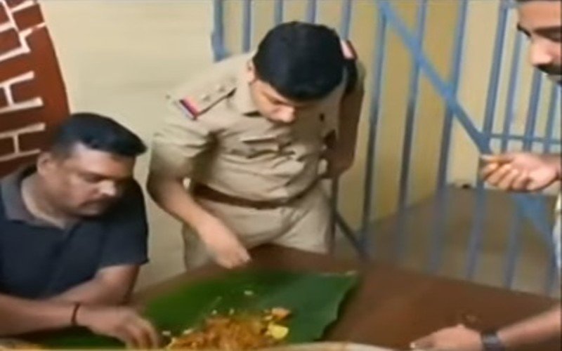 காவல் நிலையத்தில் சிக்கன் சமைத்துச் சாப்பிட்ட காவலர்கள்!