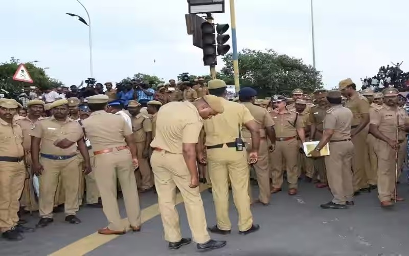 "பணியில் இருக்கும் போது செல்போன் பயன்படுத்த வேண்டாம்"- காவலர்களுக்கு காவல் ஆணையர் அறிவுறுத்தல்!