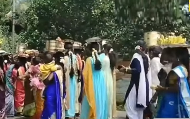 காதணி விழா- 10 மாட்டு வண்டிகளில் வந்த சீர்வரிசைப் பொருட்கள்!