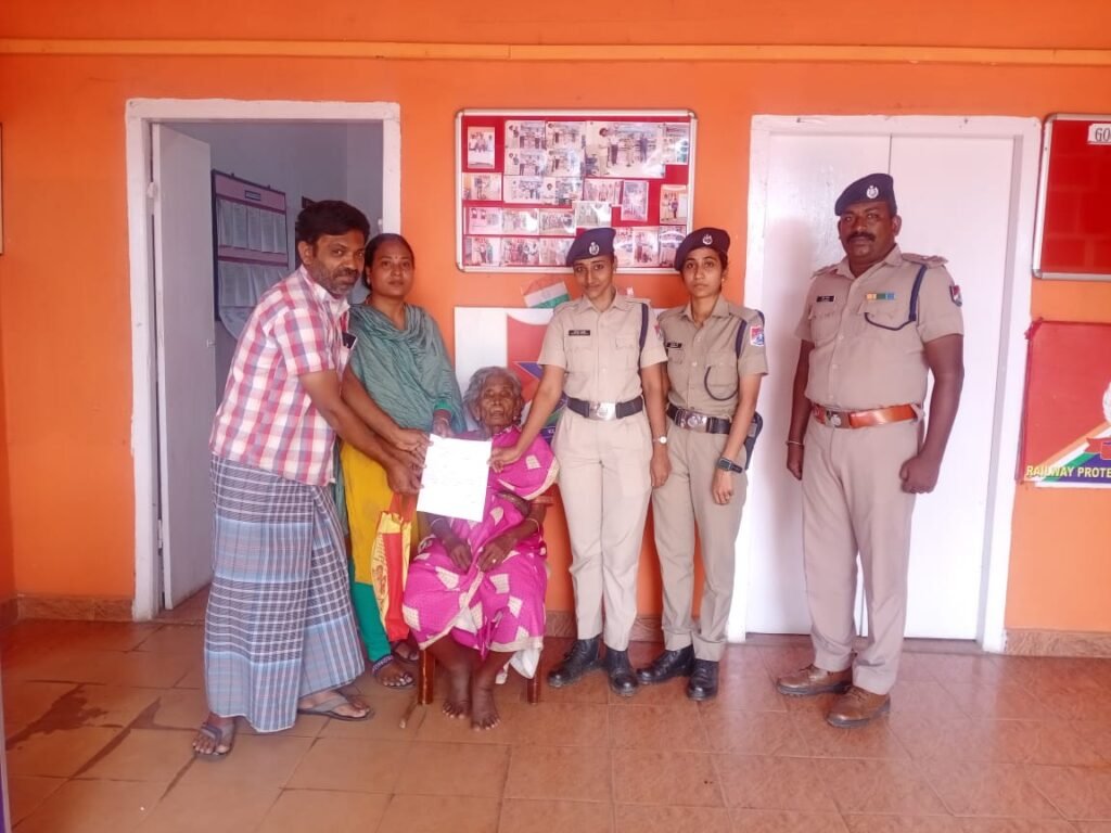 ரயில் நிலையத்தில் தவித்த மூதாட்டி – இன்றைய உறவு முறையின் அவலம்