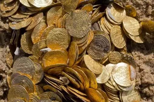 புதையலில் கிடைத்த தங்க நாணயங்களை விற்று கார், ஆட்டோ வாங்கிய கும்பல் கைது