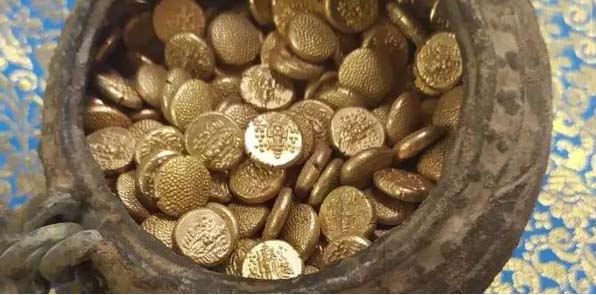 புதையலில் கிடைத்த தங்க நாணயங்களை விற்று கார், ஆட்டோ வாங்கிய கும்பல் கைது