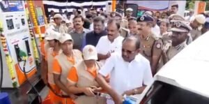 பெண் சிறைவாசிகள் நிர்வகிக்கும் பெட்ரோல் பம்ப் மூலம் ரூ.29 கோடி லாபம் இந்தியாவிலேயே முதன்முறையாக பெண் சிறைவாசிகள் பணியாற்றும் வகையில் பெட்ரோல் பங்க் தமிழ்நாட்டில் திறக்கப்பட்டடது.