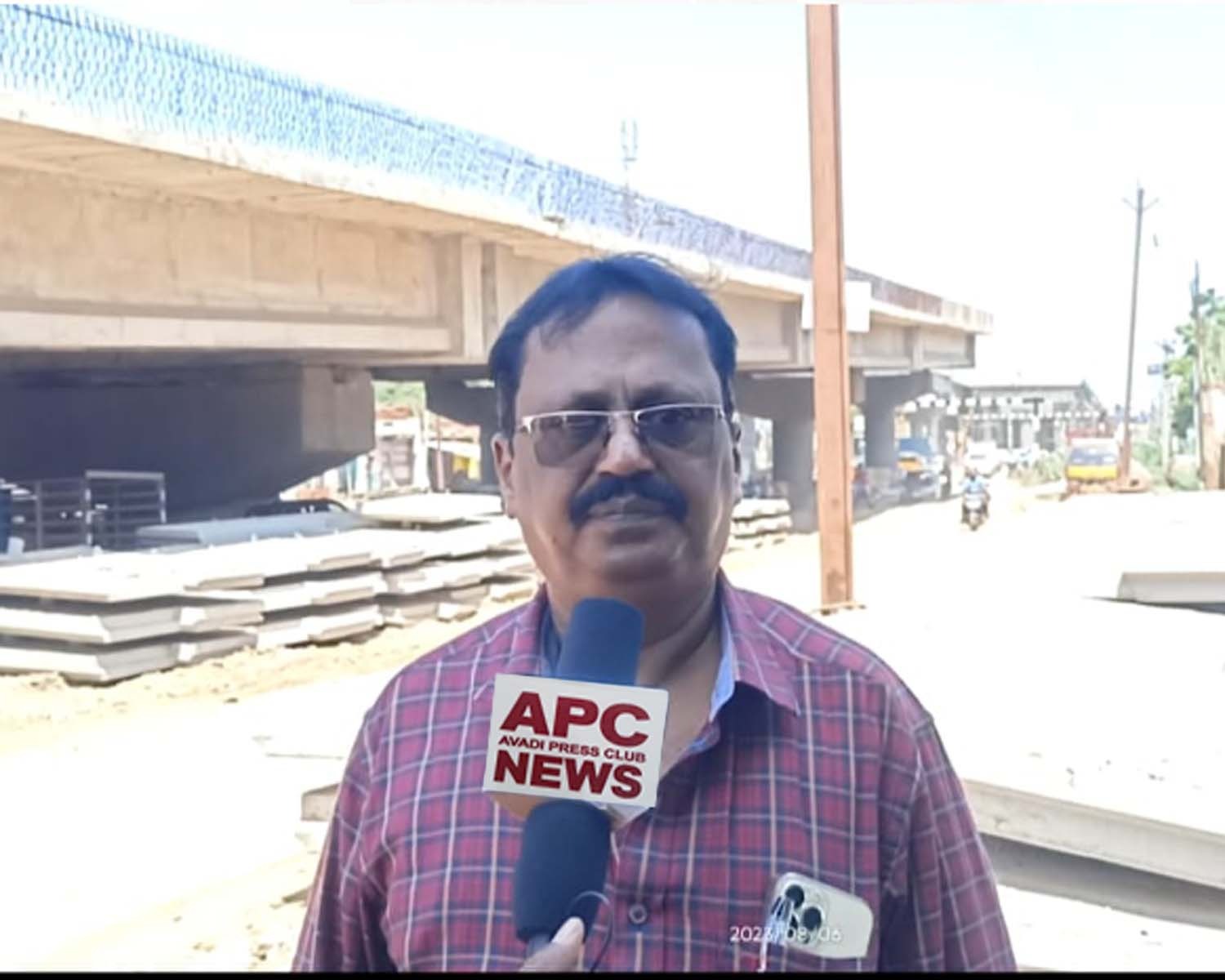 சமூக ஆர்வலர் ஜெயக்குமாரிடம் பேசும்போது