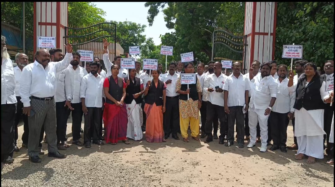 அம்பத்தூரில் வழக்கறிஞர்கள் ஆர்ப்பாட்டம்