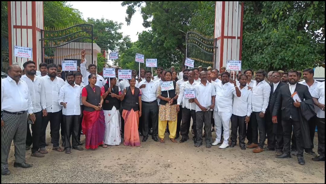 அம்பத்தூரில் வழக்கறிஞர்கள் ஆர்ப்பாட்டம்