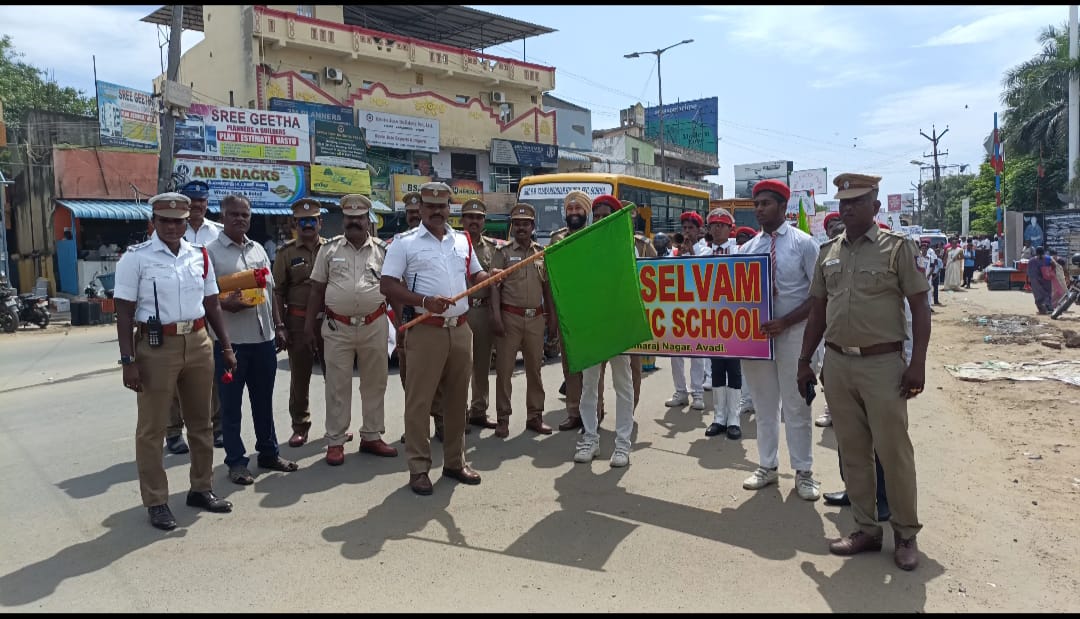 ஆவடி காவல் ஆணையர் அவர்களின் உத்தரவு பேரில் ஆவடி போக்குவரத்து ஆய்வாளர், மாணவர்கள் சாலை விழிப்புணர்வு பேரணிகொடி அசைத்து துவக்கி வைத்தார். 