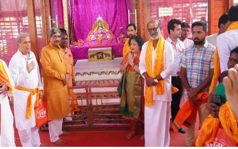 அயோத்தி ராமர்கோயிலில் வழிபட்ட ரஜினிகாந்த்!