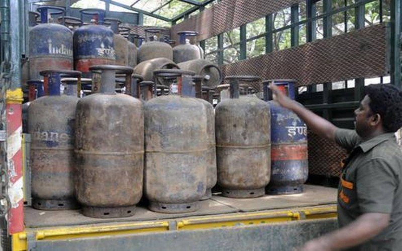 வணிகப் பயன்பாட்டுக்கான சிலிண்டர் விலை குறைந்தது!