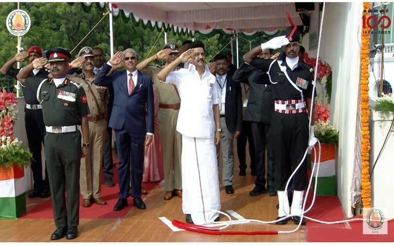 தேசியக் கொடியை ஏற்றினார் முதலமைச்சர் மு.க.ஸ்டாலின்!