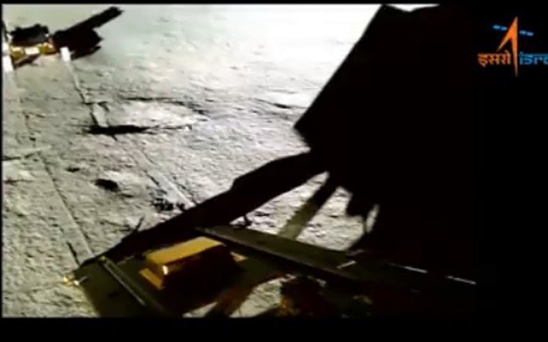 நிலவின் ரோவர் ஊர்ந்துச் செல்லும் காட்சிகள் வெளியீடு!