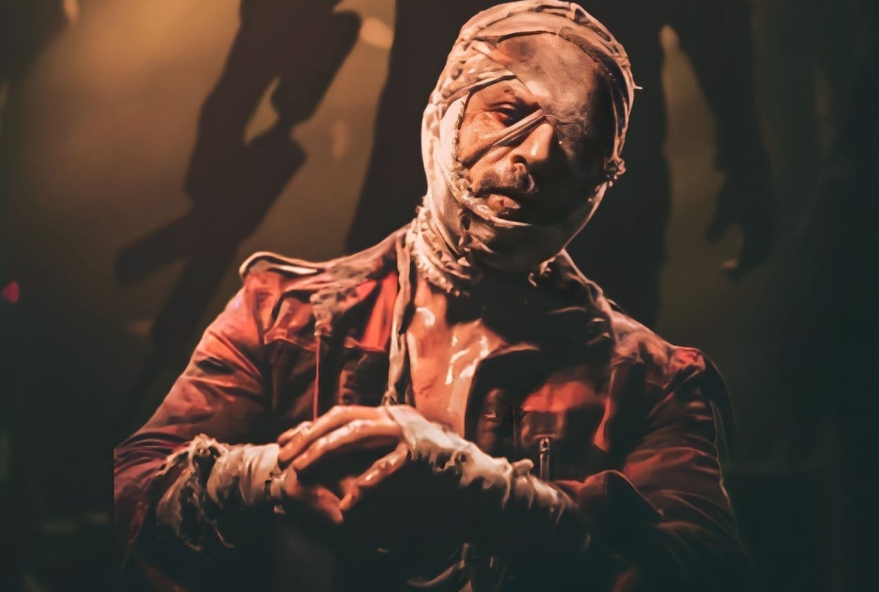 ஷாருக்கான் காலில் விழுந்த பிரபல இயக்குனர்!