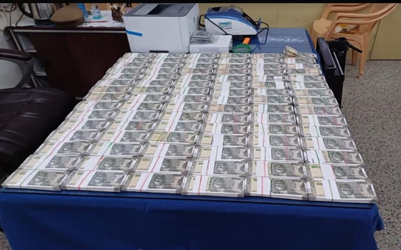 வீட்டில் கட்டுக்கட்டாக கள்ள நோட்டுக்கள்....காவல்துறையினர் அதிர்ச்சி!