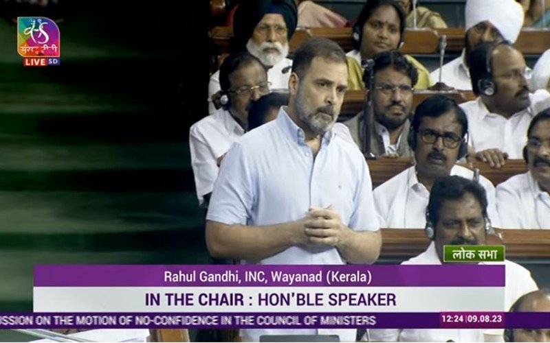 'ஃபிளையிங் கிஸ்'- சர்ச்சையில் ராகுல் காந்தி!