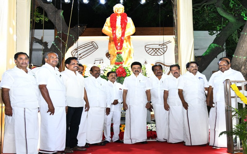 மறைந்த பின்னணி பாடகர் டி.எம்.சௌந்தரராஜனின் முழு உருவ சிலையை திறந்து வைத்தார் முதலமைச்சர்! 