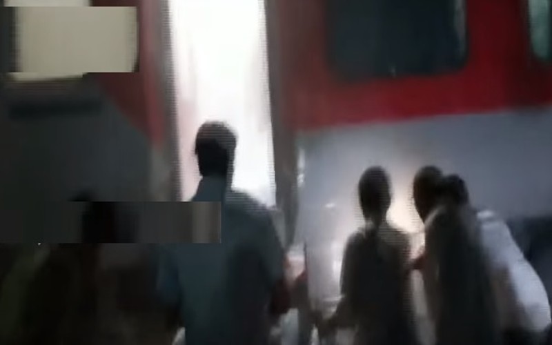 தமிழ்நாடு விரைவு ரயிலில் திடீர் தீ விபத்து!
