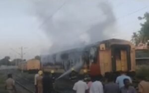 ரயில் பெட்டிகளில் பயங்கர தீ விபத்து- 6 பேர் உயிரிழப்பு!