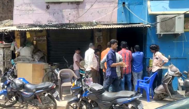 நள்ளிரவில் வீட்டின் கதவை தட்டி முதியவர்களிடமிருந்து நகை, பணம் கொள்ளை