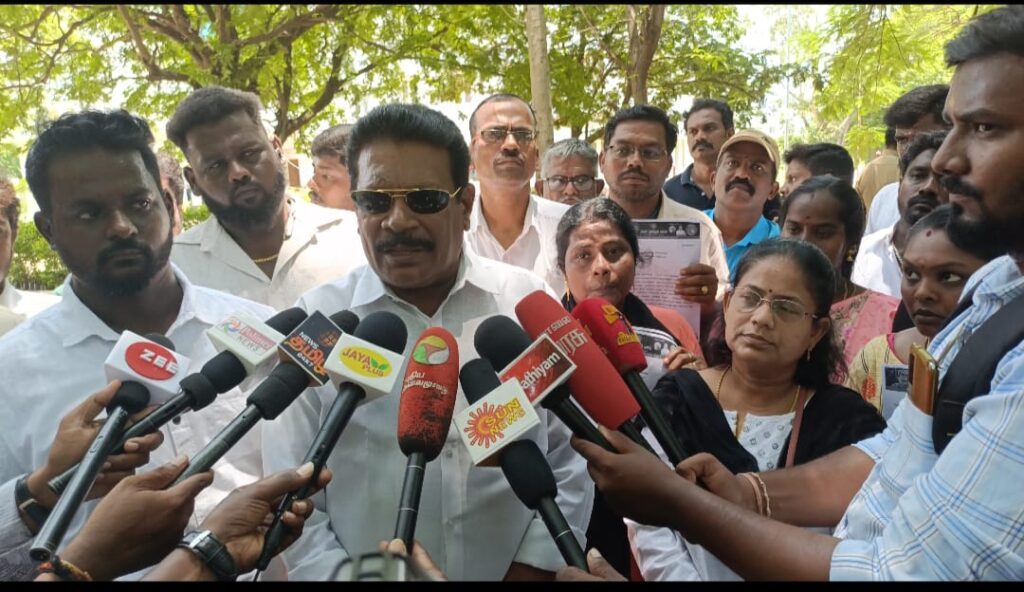 நடிகை விஜயலட்சுமி மீது நடவடிக்கை எடுக்க வேண்டும் - ஆவடி காவல் ஆணையர் அலுவலகத்தில் நாம் தமிழர் கட்சியினர் புகார்