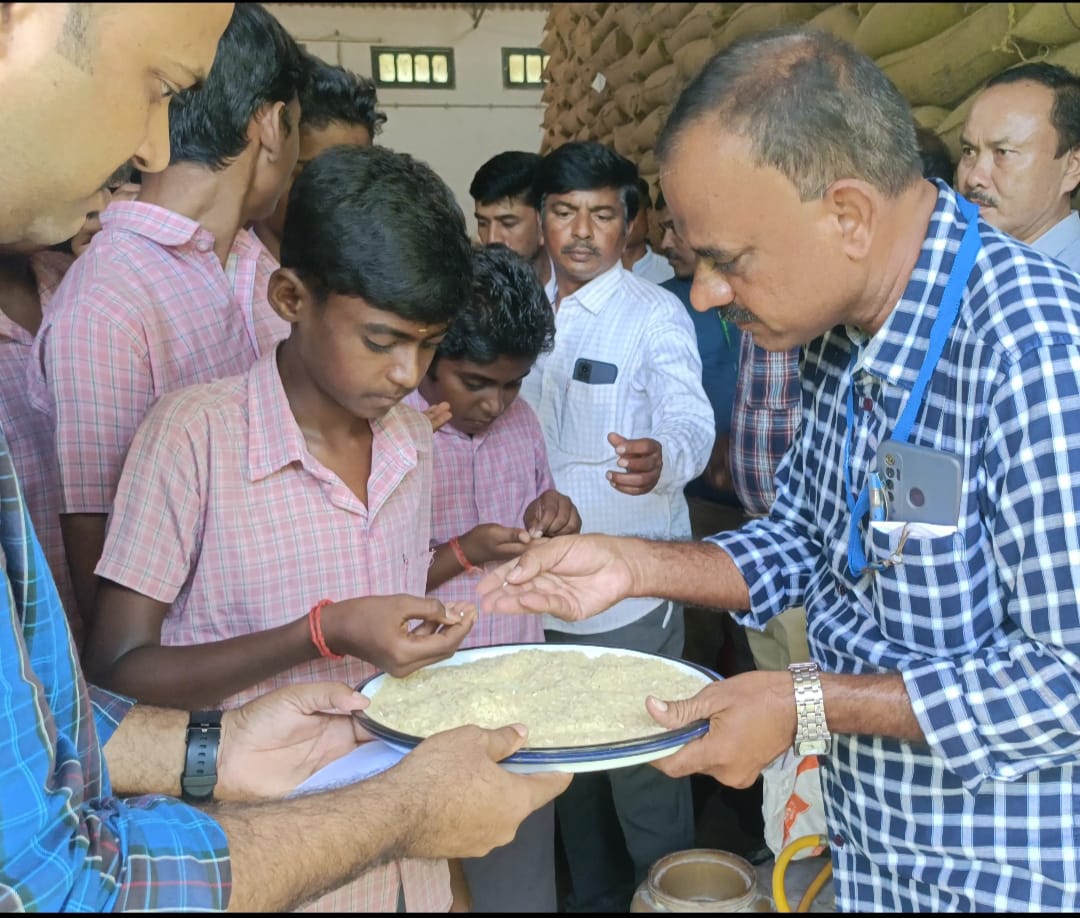 செறிவூட்டப்பட்ட அரிசி என்று அறியாமல் உணவில் இருந்து நீக்க வேண்டாம்: மாணவர்களுக்கு உணவுத்துறை அதிகாரிகள் விளக்கம்