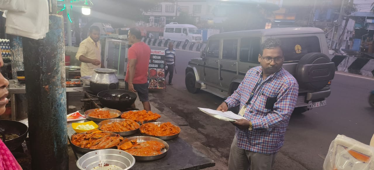 அசைவ உணவகங்களில் திடீர் சோதனை தொடரும் - உணவு பாதுகாப்பு அதிகாரிகள்