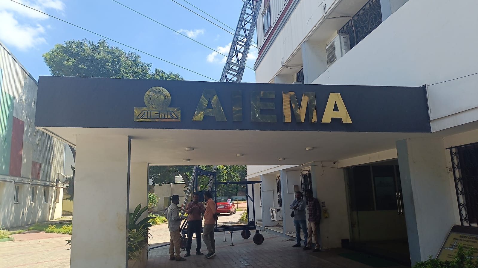 அம்பத்தூரில் மின்கட்டண உயர்வை கண்டித்து சிறு, குறு தொழில் நிறுவனங்கள் ஒரு நாள் கதவடைப்பு போராட்டம்