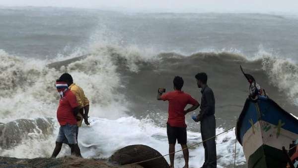 தென்தமிழக கடலோரப்பகுதிகளில் உள்ள மீனவர்களுக்கு வானிலை ஆய்வு மையம் எச்சரிக்கை 